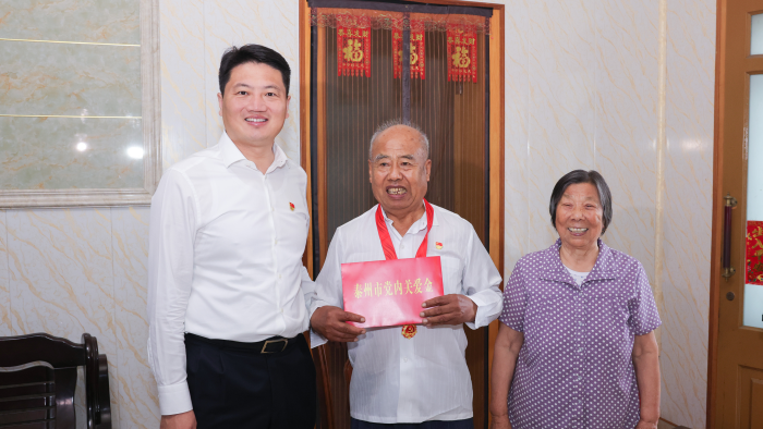 姜冬冬萬(wàn)聞華開(kāi)展“七一”走訪慰問(wèn)活動(dòng)